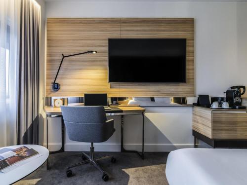 Habitación Executive con cama extragrande del hotel Novotel Amsterdam City. Foto 1