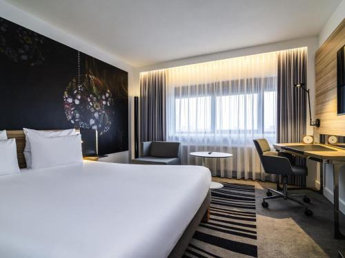 Habitación Executive con cama extragrande del hotel Novotel Amsterdam City. Foto 2