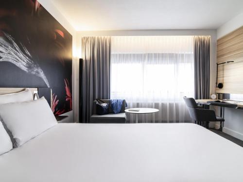 Habitación Superior - 1 cama grande del hotel Novotel Amsterdam City. Foto 1
