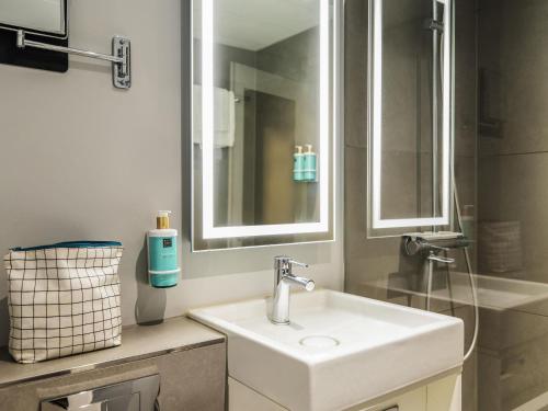 Habitación Estándar - 1 cama grande del hotel Novotel Amsterdam City. Foto 3