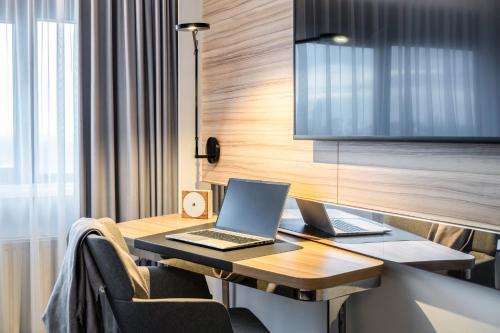 Habitación Executive con cama extragrande del hotel Novotel Amsterdam City. Foto 7