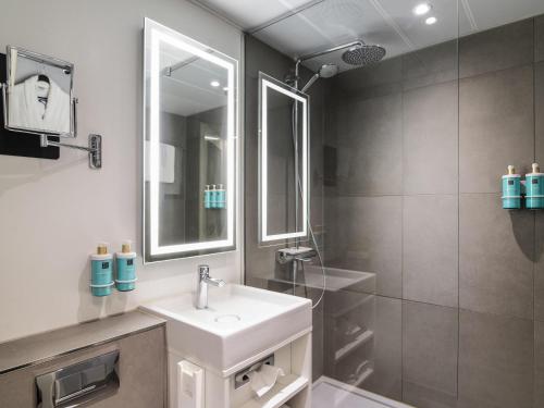 Habitación Executive con cama grande del hotel Novotel Amsterdam City. Foto 1