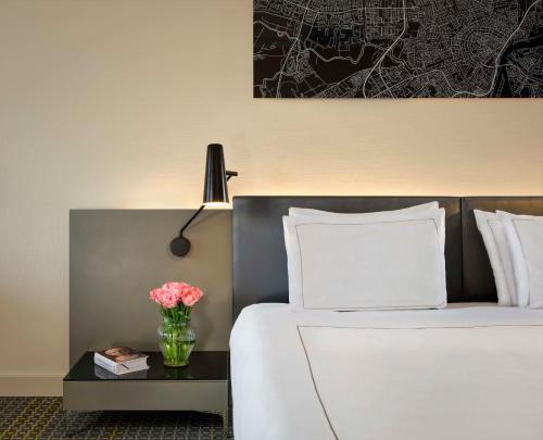 Suite Junior - Cama extragrande del hotel Park Plaza Victoria Amsterdam. Foto 3