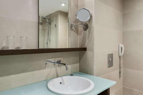 Habitación Triple Estándar del hotel NH Amsterdam Schiphol Airport. Foto 5