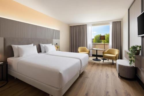 Superior Double or Twin Room with XL Extra Bed del hotel NH Amsterdam Schiphol Airport. Foto 4