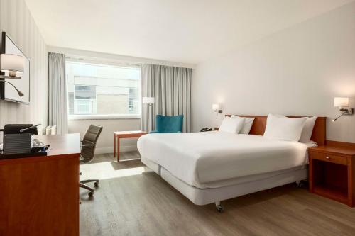 Habitación Triple Estándar del hotel NH Amsterdam Schiphol Airport. Foto 3