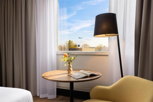 Habitación Triple Superior del hotel NH Amsterdam Schiphol Airport. Foto 4