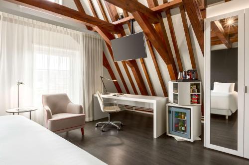 Habitación Doble Premium con vistas - 1 o 2 camas del hotel Nh Collection Amsterdam Barbizon Palace. Foto 3