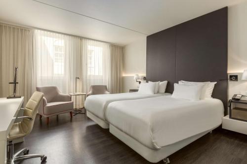 Habitación Doble Superior con cama supletoria - 1 o 2 camas del hotel Nh Collection Amsterdam Barbizon Palace. Foto 1