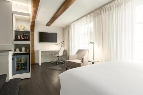 Habitación Doble Superior con cama supletoria - 1 o 2 camas del hotel Nh Collection Amsterdam Barbizon Palace. Foto 8