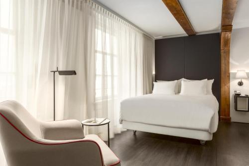 Habitación Doble Superior con cama supletoria - 1 o 2 camas del hotel Nh Collection Amsterdam Barbizon Palace. Foto 9