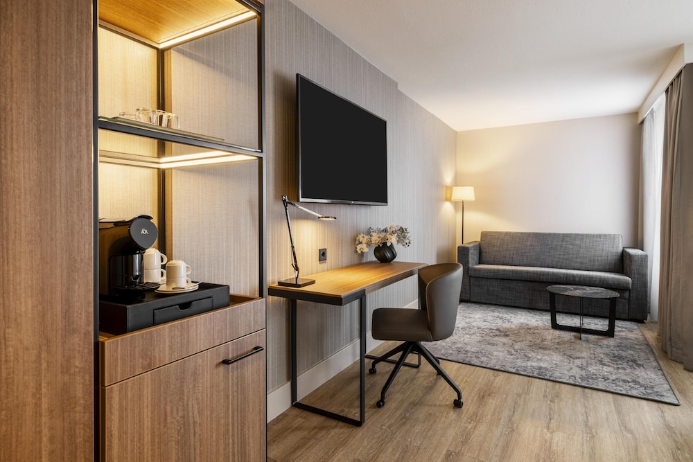 Habitación superior (Extra Bed 2 adults + 1 child) del hotel NH Amsterdam Leidseplein. Foto 12