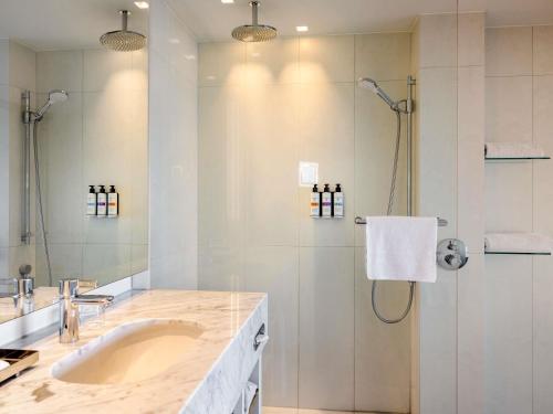 Suite Executive - Cama extragrande del hotel Pullman Eindhoven Cocagne. Foto 2