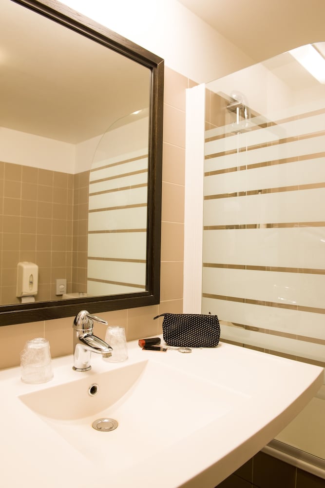 Habitación estándar, 2 camas individuales del hotel Ibis Styles Nantes Centre Place Royale. Foto 4
