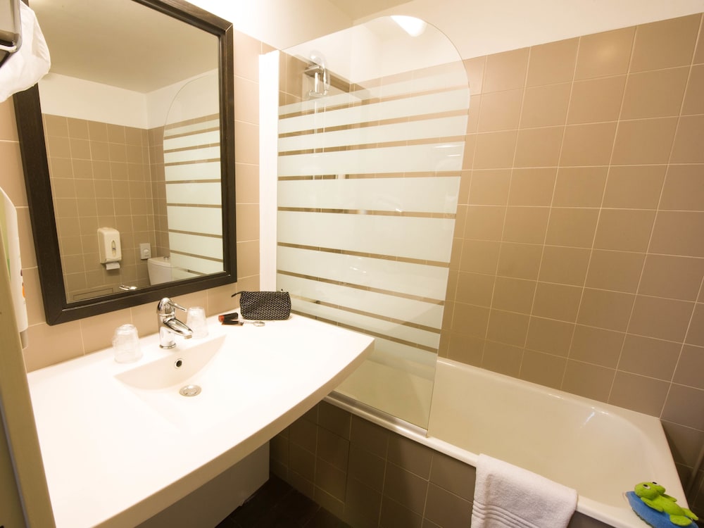 Habitación estándar, 2 camas individuales del hotel Ibis Styles Nantes Centre Place Royale. Foto 5