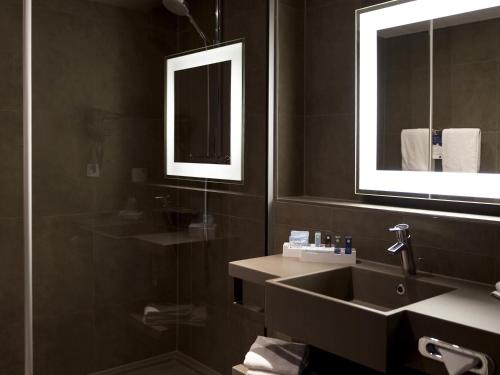 Deluxe Privilege Room with One Double Bed and Sofa Bed del hotel Novotel Den Haag World Forum. Foto 3