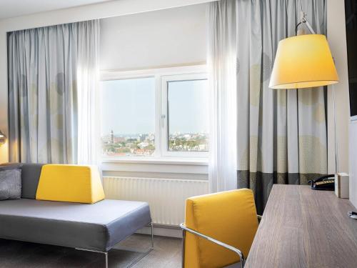 Habitación Executive con 1 cama doble y sofá del hotel Novotel Den Haag World Forum. Foto 3
