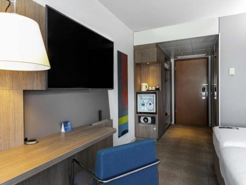 Habitación Doble Superior con 2 camas individuales y sofá cama del hotel Novotel Den Haag World Forum. Foto 1