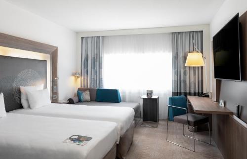 Habitación Doble Superior con 2 camas individuales y sofá cama del hotel Novotel Den Haag World Forum. Foto 5