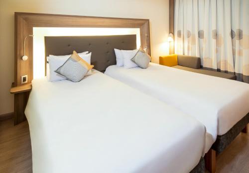 Habitación Doble Superior con 2 camas individuales y sofá cama del hotel Novotel Den Haag World Forum. Foto 6