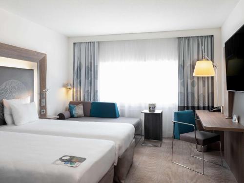 Habitación Doble Superior con 2 camas individuales y sofá cama del hotel Novotel Den Haag World Forum. Foto 7
