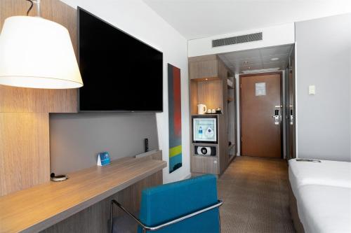 Habitación Doble Superior con 2 camas individuales y sofá cama del hotel Novotel Den Haag World Forum. Foto 8