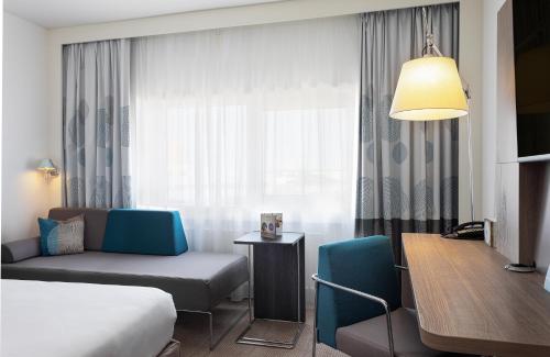 Habitación Doble Superior con 2 camas individuales y sofá cama del hotel Novotel Den Haag World Forum. Foto 9