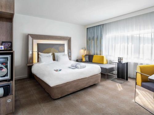 Deluxe Privilege Room with One Double Bed and Sofa Bed del hotel Novotel Den Haag World Forum. Foto 1
