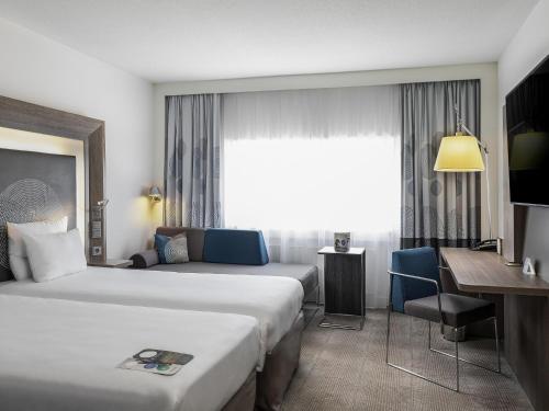 Habitación Doble Superior con 2 camas individuales y sofá cama del hotel Novotel Den Haag World Forum. Foto 16