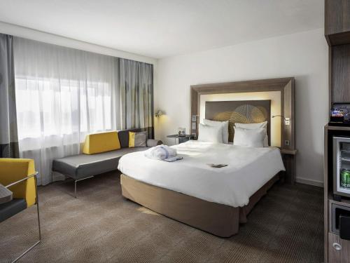 Habitación Executive con 1 cama doble y sofá del hotel Novotel Den Haag World Forum. Foto 11