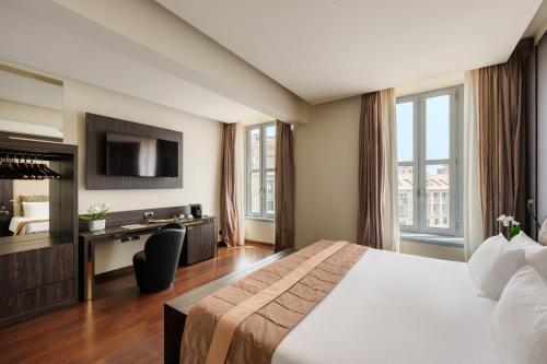 Habitación Triple Deluxe del hotel The Square Milano Duomo. Foto 3