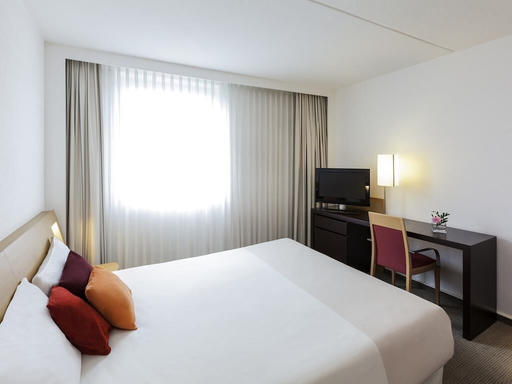 Habitación estándar con una cama doble del hotel Novotel Maastricht. Foto 5