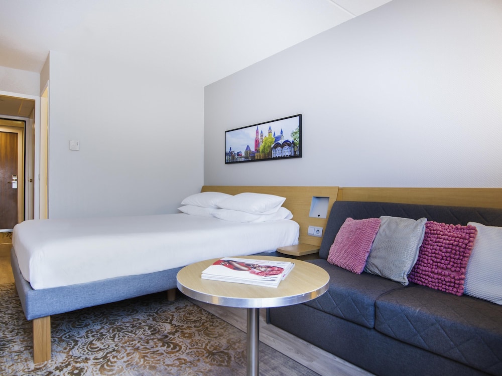 Habitacion Superior con 1 cama doble y Sofa del hotel Novotel Maastricht. Foto 1