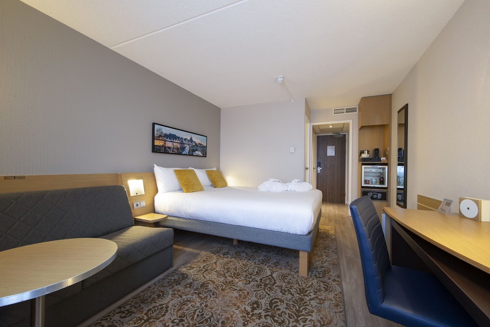 Habitación deluxe con vistas al jardín y 1 cama doble del hotel Novotel Maastricht. Foto 1