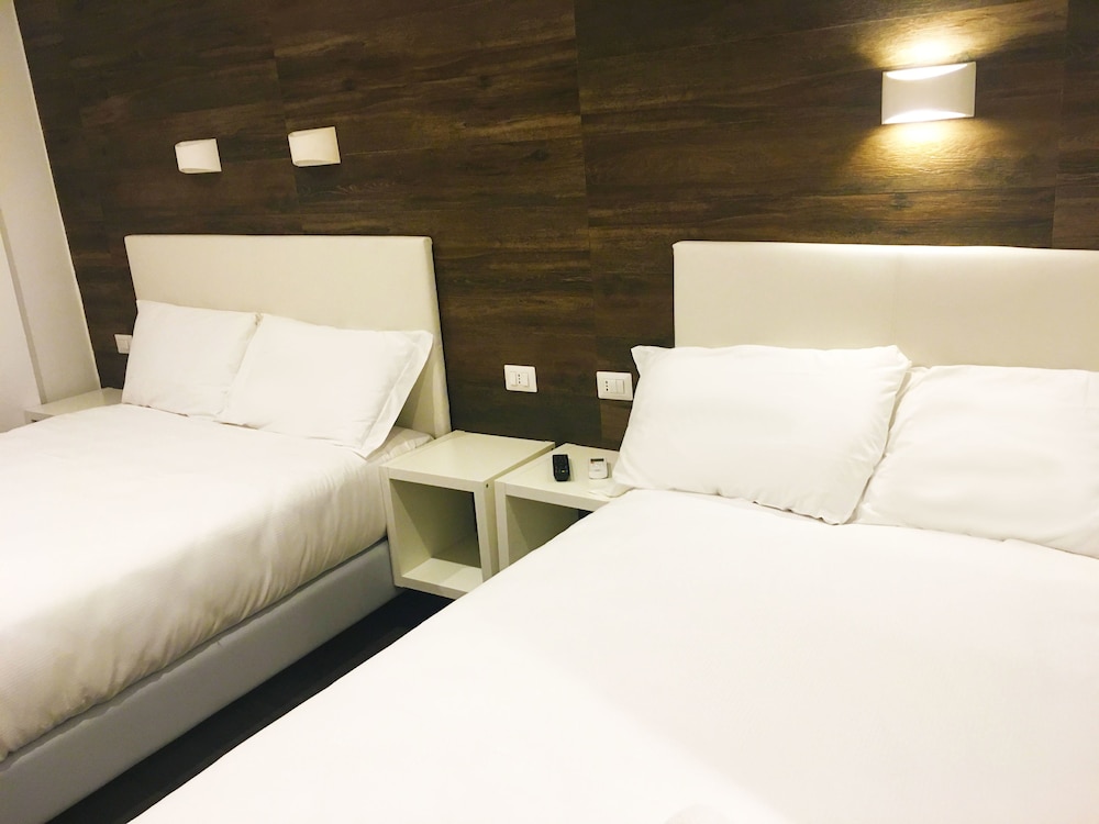 Habitación cuádruple del hotel Aurum Firenze. Foto 1