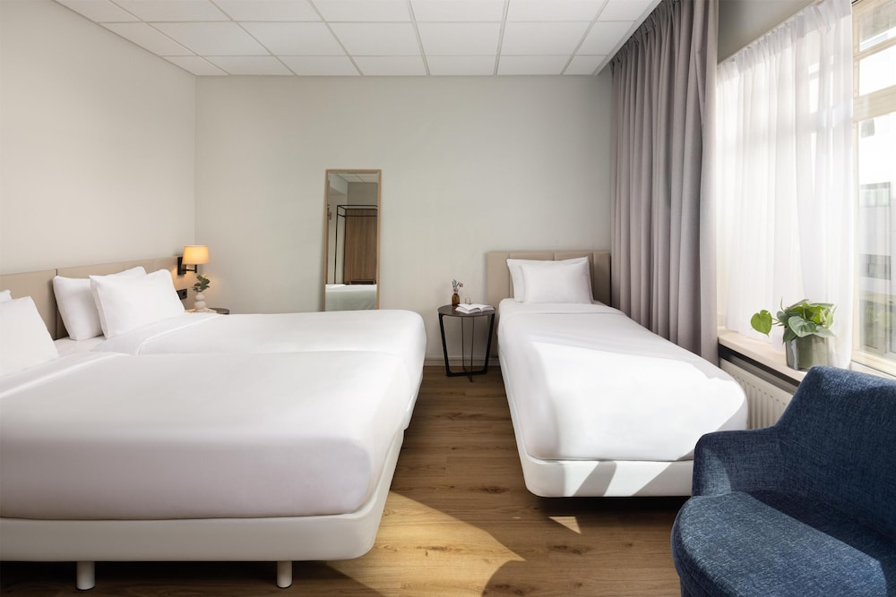 Habitación Triple Estándar del hotel Nh Atlanta Rotterdam. Foto 8