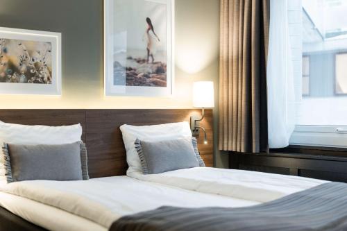 Habitación con cama grande del hotel Scandic Bergen City. Foto 2