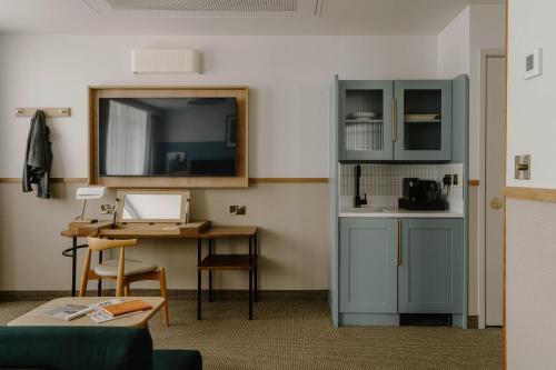Suite de un dormitorio con cocina americana del hotel Club Quarters London City. Foto 9
