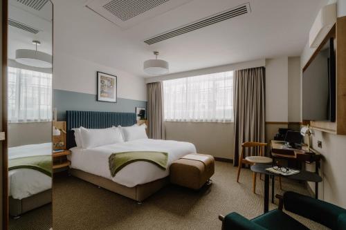 Suite de un dormitorio con cocina americana del hotel Club Quarters London City. Foto 11