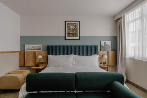 Suite de un dormitorio con cocina americana del hotel Club Quarters London City. Foto 12