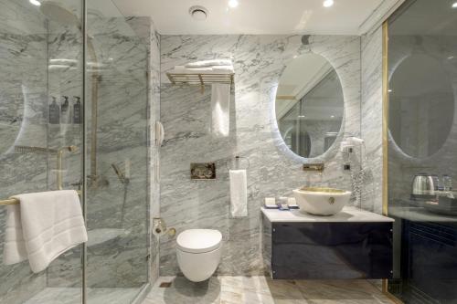 Habitación Doble Deluxe con Balcón del hotel Sura Design & Suites. Foto 7