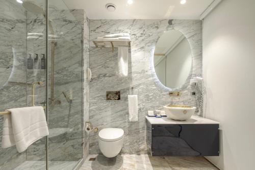 Habitación Doble Deluxe con Balcón del hotel Sura Design & Suites. Foto 9
