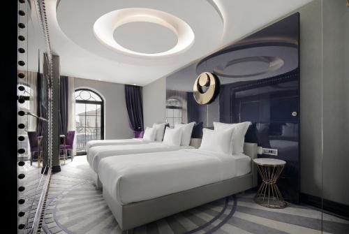 Habitación Triple Deluxe del hotel Sura Design & Suites. Foto 3