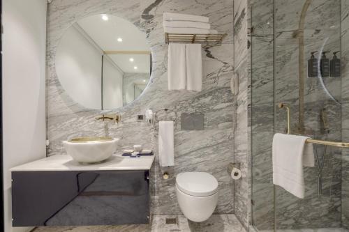 Habitación Triple Deluxe del hotel Sura Design & Suites. Foto 4
