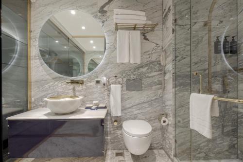 Habitación Triple Deluxe del hotel Sura Design & Suites. Foto 8