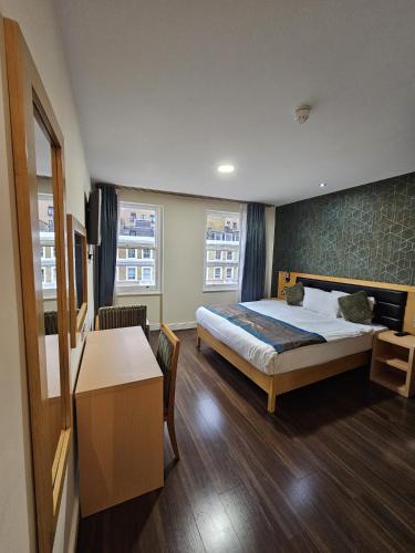 Habitación Superior con cama extragrande del hotel Cromwell International