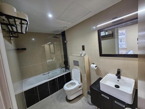 Habitación Superior con cama extragrande del hotel Cromwell International. Foto 1