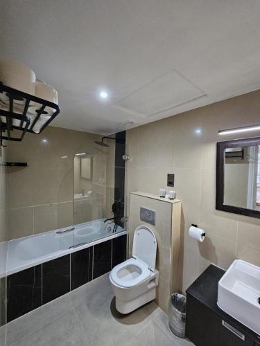 Habitación Superior con cama extragrande del hotel Cromwell International. Foto 2