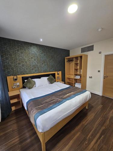 Habitación Superior con cama extragrande del hotel Cromwell International. Foto 3