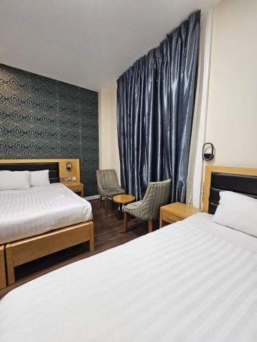 Habitación Triple económica del hotel Cromwell International. Foto 1